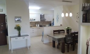 דירת 4 חדרים מעולה להשכרה במזרח רעננה